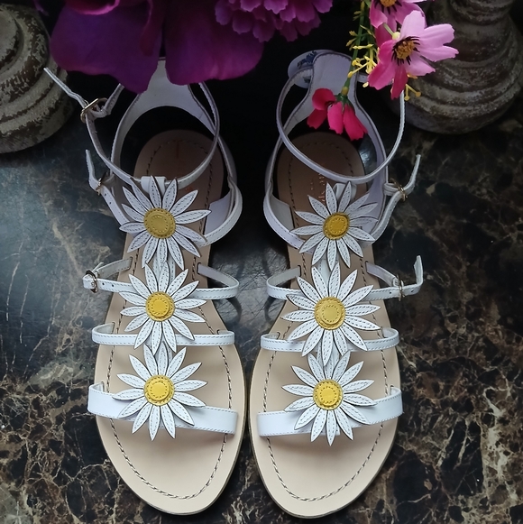 kate spade Shoes - Kate Spade Collin Daisy Gladiator Strappy Sandals Size 9 for Women